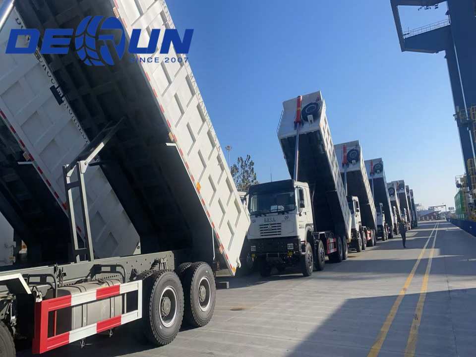 Sinotruk Howo 10 Dump ट्रकहरू पहिले नै बन्दरगाहमा आइपुगेका छन् र जानका लागि तयार छन्